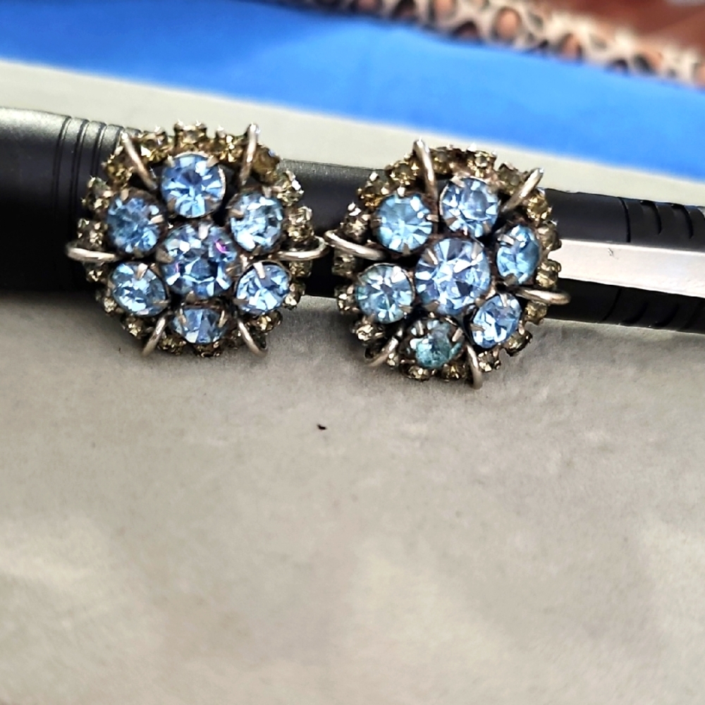 VINTAGE KRAMER CLIP ON EARRINGS